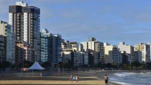 Segundo a ação do MPF, o sombreamento provocado pelas construções causa inúmeros impactos negativos, como a impossibilidade das pessoas tomarem sol na faixa de areia no período de menor incidência solar, o desconforto térmico – passa-se a sentir mais a brisa marinha, dando sensação de "frio" –, e o prejuízo à qualidade sanitária da areia, pois a redução de incidência solar direta propicia a proliferação de fungos.