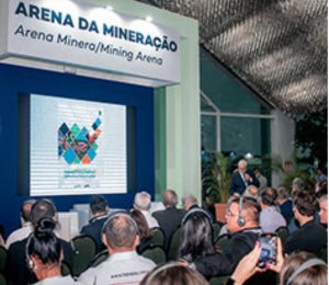 Um dos estandes de atividades Dentre os muitos temas tratados no evento mereceram destaque os seguintes: Como a materialização do ESG contribui para o desenvolvimento sustentável da mineração; A inovação como um dos principais aspectos do futuro da atividade mineradora; A importância da Segurança de Processos na Mineração e Metas a Nível Global, incluindo o gerenciamento de barragens; Os novos rumos da mineração e a transição energética na América-Latina; A mineração como peça-chave para o Brasil liderar a transição energética; Como alavancar a diversidade e inclusão na pauta estratégica do negócio; O fortalecimento da Agência Nacional de Mineração (ANM) e sua produção normativa e situação operacional; Como a Inteligência Artificial está revolucionando a indústria de mineração no Brasil;Necessidade de otimização do processo de licenciamento ambiental. O Instituto Brasileiro de Mineração (IBRAM) pretende organizar uma coalizão com dezenas de entidades do setor mineral para estabelecer linhas de ação, com o objetivo de abrir novas oportunidades de expansão sustentável da indústria, bem como para agir mais efetivamente contra fatores que têm prejudicado a competitividade e o ambiente de investimentos e de negócios da mineração brasileira. A proposta foi apresentada pelo diretor-presidente do Instituto IBRAM, Raul Jungmann numa reunião da qual participaram dirigentes de diversas entidades empresariais, Agência Nacional de Mineração (ANM) , Ministério de Minas e Energia, diversas entidades setoriais, como a Associação dos Mineradores de Ferro do Brasil- AMF, que tem sede em Minas Gerais e atua em diversos estados. “O cenário que enfrentamos exige que sigamos uma atuação conjunta, articulados”, afirmou o dirigente do IBRAM. Raul Jungmann propôs a coalizão de entidades do setor mineral para atuar em agendas conjuntas para estabelecer linhas de ação, com o objetivo de abrir novas oportunidades de expansão sustentável da indústria, bem como para agir mais efetivamente contra fatores que têm prejudicado a competitividade e o ambiente de investimentos e de negócios da mineração brasileira. Entre as oportunidades para a mineração está a expansão da produção de minerais estratégicos para a transição energética, que é o caso do lítio, tântalo, vanádio, cobre, elementos de terras raras, entre outros. Entre os fatores comprometedores das expectativas setoriais estão a necessidade de estruturar uma política pública para estimular a produção desses minérios, e também expandir o mapeamento geológico em escala adequada às operações minerais. A Associação de Mineradores de Ferro do Brasil- AMF foi uma das Associações que participou da reunião dos Presidentes de Entidades Setoriais, e aplaudiu a iniciativa da criação desta Coalizão .